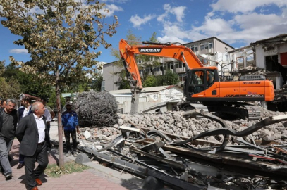 ÇANKIRI'DA KENT MEYDANI İÇİN YIKIM BAŞLADI