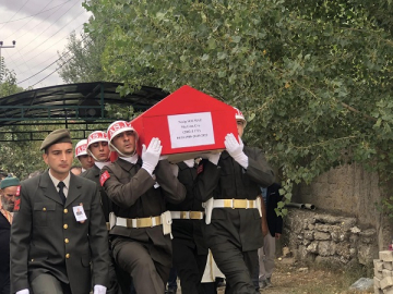 KALP KRİZİ SONUCU HAYATINI KAYBEDEN UZMAN ÇAVUŞ KÖYÜNDE TOPRAĞA VERİLDİ