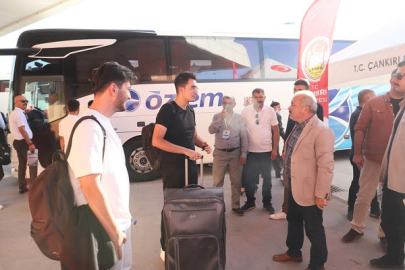 BAŞKAN ESEN ÜNİVERSİTELİ GENÇLERİ OTOGARDA KARŞILADI