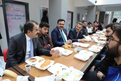 GENÇLER KAHVALTIDA AK PARTİ İL BAŞKANI ABDULKADİR ÇELİK İLE BULUŞTU