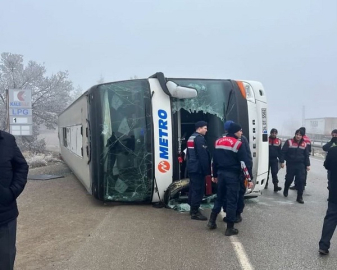 ÇANDIR YAKINLARINDA DEVRİLEN YOLCU OTOBÜSÜNDE 8 KİŞİ YARALANDI