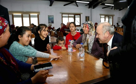 BAŞKAN ESEN DEPREMZEDELERİ ZİYARET ETTİ