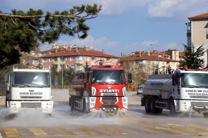 ÇANKIRI'DA CADDE VE SOKAKLAR KÖPÜKLÜ SU İLE YIKANDI