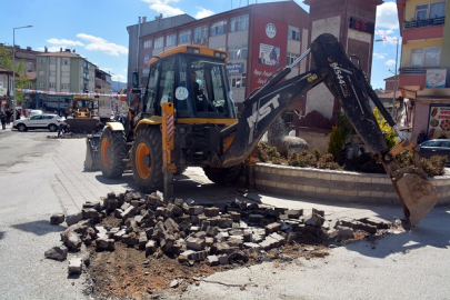ILGAZ'DA ÇARŞI İÇİ YOL VE KALDIRIM DÜZENLEMELERİ BAŞLADI