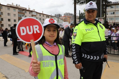 ÖĞRENCİLER YAYA ÖNCELİĞİNE DİKKAT ÇEKTİ