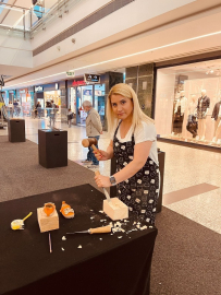 DİLEK TOLUYAĞ'IN AHŞAP HEYKELLERİ SANAT SERGİLERİNİ SÜSLÜYOR