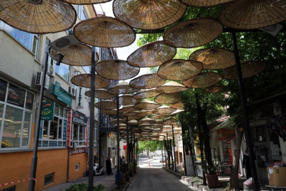 ŞEMSİYELİ SOKAK HASIR ŞEMSİYELERİYLE ÇOK BEĞENİLDİ