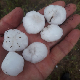 KIZILIRMAK'TA CEVİZ BÜYÜKLÜĞÜNDE DOLU YAĞDI