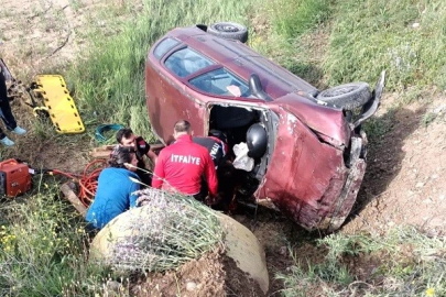 YOLDAN ÇIKAN ARAÇTA BULUNAN 1 KİŞİ ÖLDÜ 1 KİŞİ YARALANDI