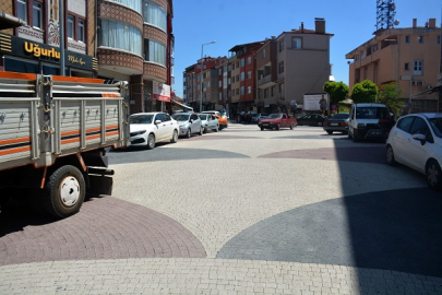 BAŞKAN ÖZTÜRK: "ÇARŞI İÇİ YOL VE KALDIRIMLARIN YENİLENMESİ ÇALIŞMALARIMIZ DEVAM EDİYOR"