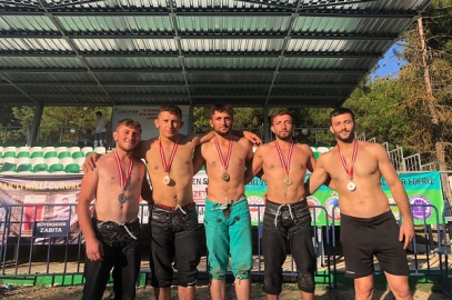 GENÇ GÜREŞÇİLER MADALYALARLA DÖNDÜ