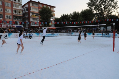 TUZ SAHADA VOLEYBOL OYNADILAR
