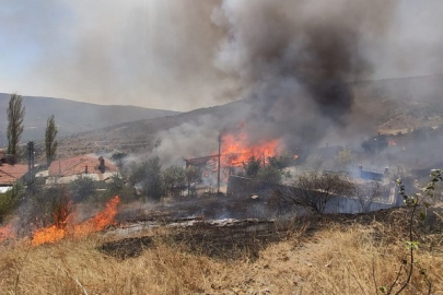BAYRAMÖREN'DEKİ YANGINDA 3 EV VE 1 SAMANLIK KÜL OLDU