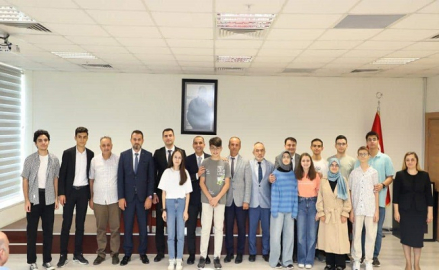 VALİ TAŞOLAR LGS VE YKS'DE DERECEYE GİREN ÖĞRENCİLERİ ÖDÜLLENDİRDİ