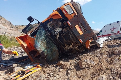 SICAK ASFALT YÜKLÜ KAMYON ŞARAMPOLE UÇTU  SÜRÜCÜ HAYATINI KAYBETTİ