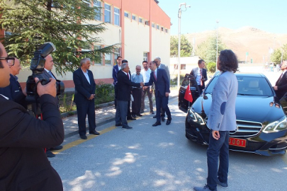 TCDD MAKAS FABRİKASI'NDAN EMEKLİ OLAN İŞÇİLER PLAKETLERİNİ VALİ TAŞOLAR'IN ELİNDEN ALDILAR