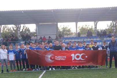KURŞUNLU'DA LİSELERARASI 100. YIL CUMHURİYET KUPASI FUTBOL TURNUVASI TAMAMLANDI