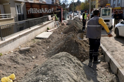AKSU VE KARATAŞ MAHALLELERİNDE YOLLAR VE KALDIRIMLAR YENİLENİYOR