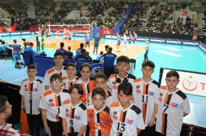 MİNİK VOLEYBOLCULAR ANKARA YI GEZDİ