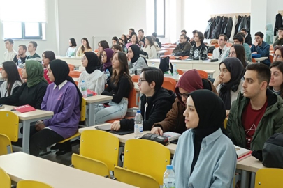 REKTÖR ÇİFTÇİ BAHAR DÖNEMİNİN İLK GÜNÜNDE HUKUK FAKÜLTESİ ÖĞRENCİLERİYLE BULUŞTU