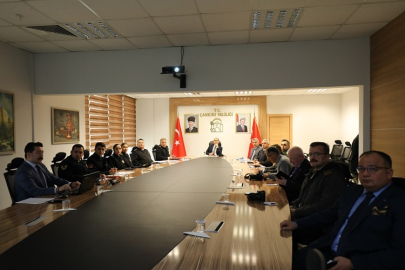 VALİ TAŞOLAR GÜVENLİK VE BİLGİLENDİRME TOPLANTISINDA İNTERNET DOLANDIRICILIĞINA DİKKAT ÇEKTİ