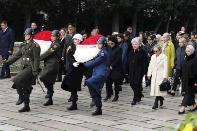 TÜRK KADINI ANITKABİR'DE