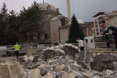 ŞİDDETLİ FIRTINA MİNAREYİ YIKTI
