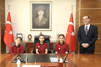 MAKAM KOLTUKLARINA ÇOCUKLAR OTURDU