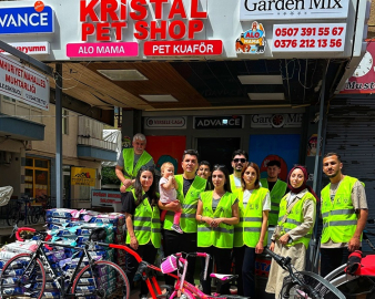 BİSİKLETLİ GENÇLERDEN SOKAK HAYVANLARINA ÖZEL TUR