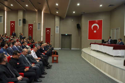 VALİ TAŞOLAR, MUHTARLAR TOPLANTISINDA ÇOK ÖNEMLİ KONULARA DİKKAT ÇEKTİ