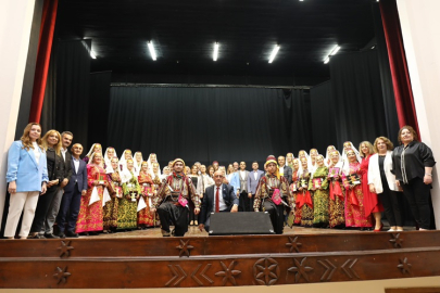 GEÇMİŞTEN GÜNÜMÜZE HALK OYUNLARI GÖSTERİSİ AYAKTA ALKIŞLANDI