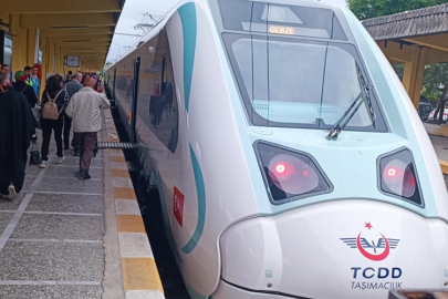 YERLİ VE MİLLİ ELEKTRİKLİ TREN SETİ BİR YILDA 2575 SEFER YAPTI 575 BİN YOLCU TAŞIDI