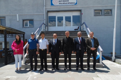 ORTA AÇIK CEZAEVİNDEKİ HÜKÜMLÜLER İLÇEDEKİ OKULLARI YENİLİYOR