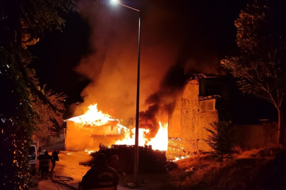 ÇANKIRI MERKEZDE GECE ÇIKAN YANGINDA 3 EV KÜL OLDU