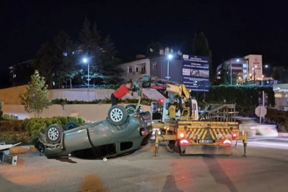 HASTANE KAVŞAĞINDAKİ TRAFİK KAZASINDA 2 KİŞİ YARALANDI