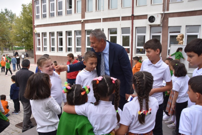 BAŞKAN SOPACI YENİ EĞİTİM ÖĞRETİM YILININ İLK GÜNÜNDE ÖĞRENCİLERİ YALNIZ BIRAKMADI