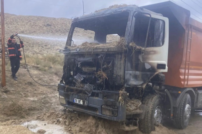 MOTORUNDA ÇIKAN YANGIN KAMYONU KULLANILAMAZ HALE GETİRDİ