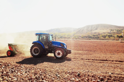 BAŞKAN ESEN TRAKTÖRE BİNDİ BUĞDAY EKİMİ YAPTI