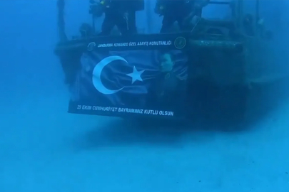 60 METRE DERİNLİKTE CUMHURİYET KUTLAMASI