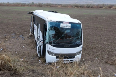 CENAZE İÇİN ÇORUM'A GİDEN MİDİBÜS YOLDAN ÇIKTI 29 YOLCU YARALANDI