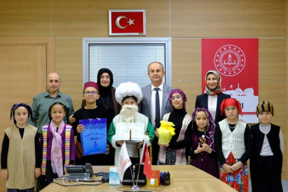 FIKRA YARIŞMASINDA DERECE ALAN MİNİKLER, ÖZTÜRK'Ü ZİYARET ETTİ