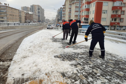 BEKLENEN KAR GELDİ, BELEDİYE EKİPLERİ GECEYİ TEYAKKUZDA GEÇİRDİ