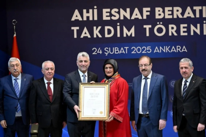 CEMİLE MUHTAR, AHİ ESNAF BERATINI BAKAN BOLAT'IN ELİNDEN ALDI