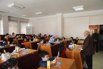 MECLİS SALONUNUN CİDDİYETİNE ÇOCUKLAR RENK KATTI