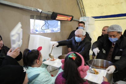 BELEDİYE İFTAR ÇADIRINDA YEMEKLERİ BAŞKAN ESEN DAĞITTI