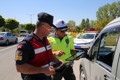 SON BİR HAFTADA 1.129 ARAÇ SÜRÜCÜSÜNE 3 MİLYON 827 BİN 763 LİRA TRAFİK CEZASI KESİLDİ