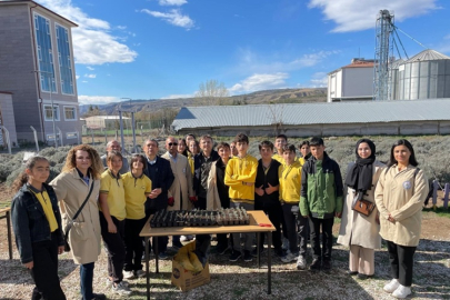 ÖĞRENCİLER LAVANTA ÜRETİMİNİ YERİNDE DENEYİMLEDİ