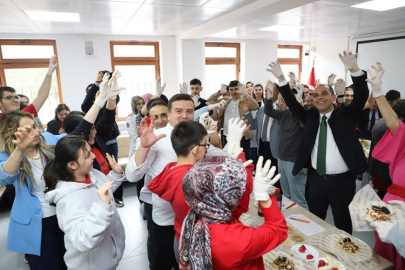 VALİ FIRAT TAŞOLAR VE EŞİ DİDEM TAŞOLAR'DAN OTİZM FARKINDALIK ETKİNLİĞİ