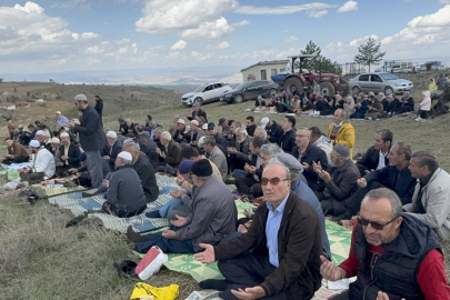 ÇAYIRPINARLILAR YAĞMUR DUASI İÇİN DEDE KAŞINDA BİR ARAYA GELDİ