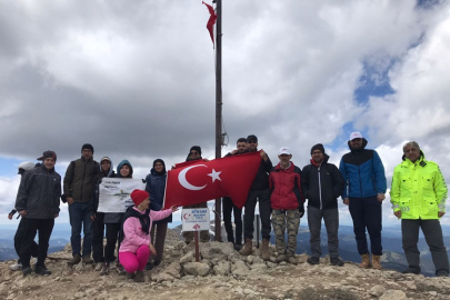 2 BİN 587 METRE RAKIMLI BÜYÜK HACETTEPE ZİRVESİNE GENÇLİK TIRMANIŞI